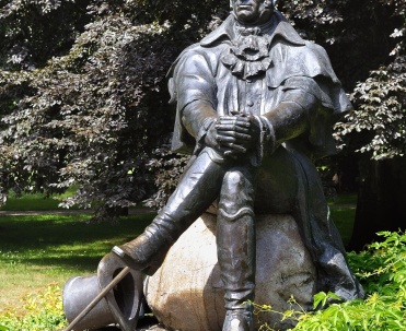 Pomnik Jana Jerzego Haffnera przy Powstańc&oacute;w Warszawy.