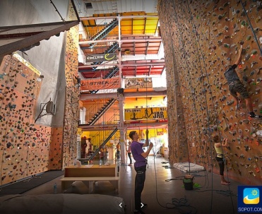 Elewator to najwyższa ściana wspinaczkowa w Gdańsku jak i jedna z najwyższych ścian wspinaczkowych w Polsce, można się wspiąć na 19 m!